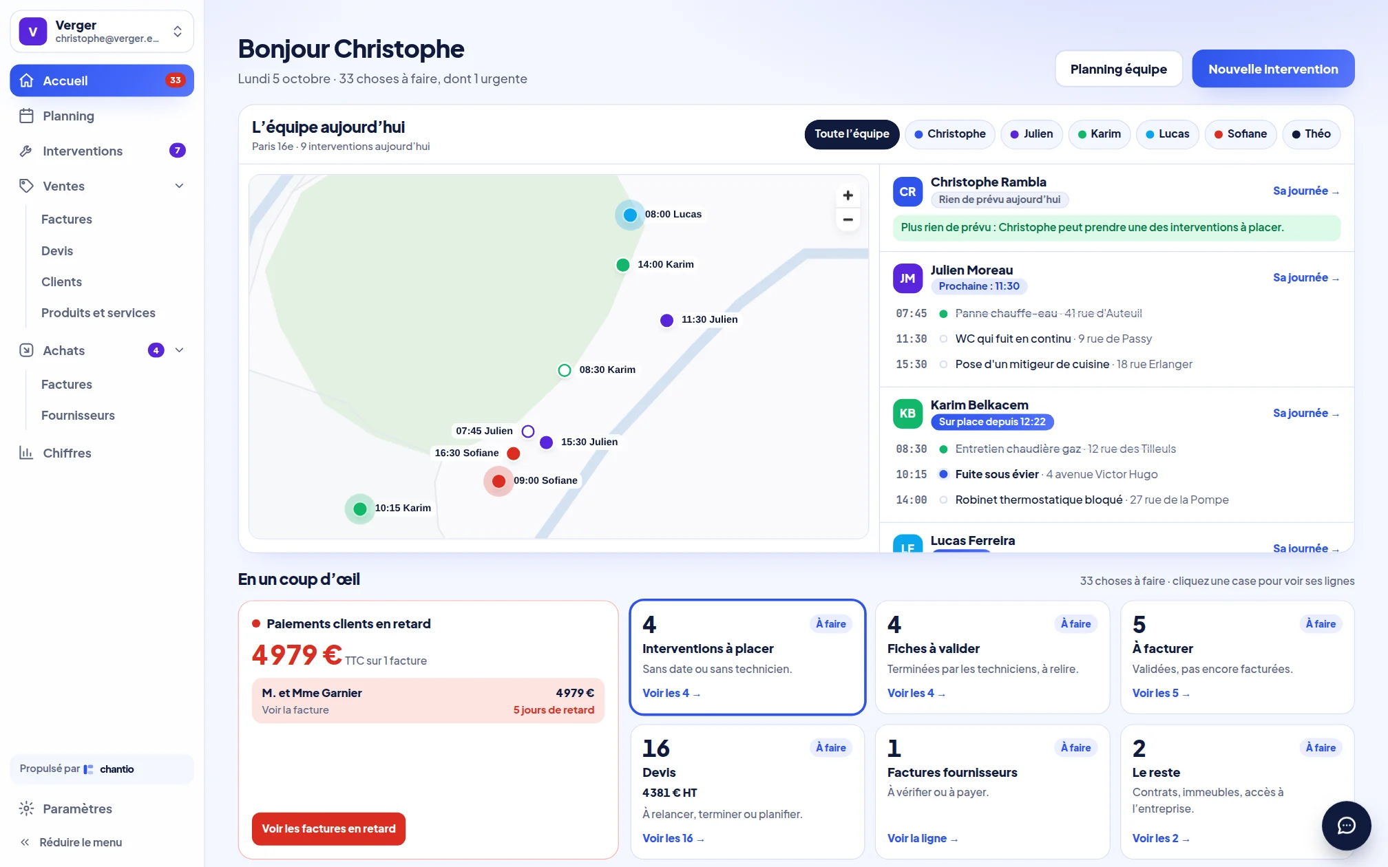 L'accueil du bureau : la carte de l'équipe du jour, la journée de chaque technicien et les choses à faire rangées en cases
